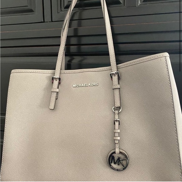 Michael Kors Gray Jet Set Saffiano
Leather Tote - Picture 1 of 5